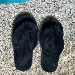 Black fluffy flip flop slippers